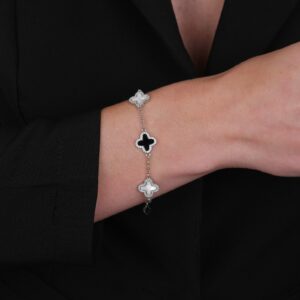 Pulseira Prateada de Trevos Pretos e Brancos Cravejados de Zircônia